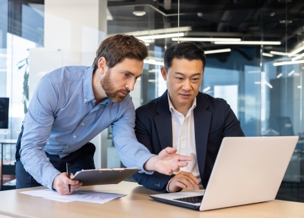 HR professionals discuss how to convert hourly pay to salary
