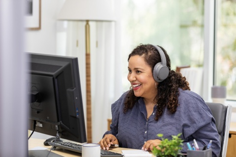 HR manager learns about global HR compliance services for small businesses