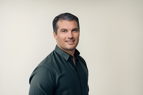 Headshot of Pebl's CMO, Doug Pullman