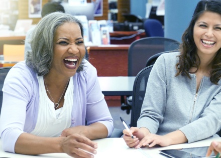 Employees of different ages bridging generational differences at work