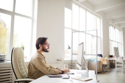 Global HR manager researches how to get work authorization in France