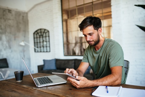 Global HR manager researching the average salary in Niger
