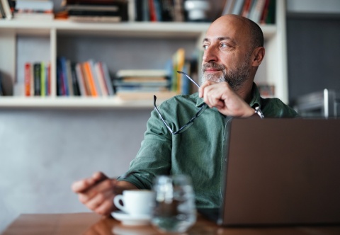 Global HR manager thinking about the average salary in Turkey