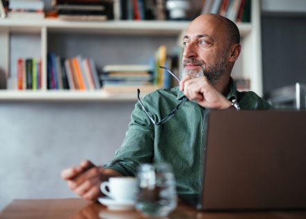 Global HR manager thinking about the average salary in Turkey
