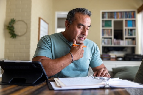 Global HR manager calculating the average salary in Qatar