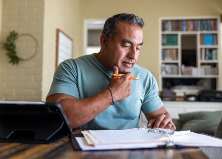 Global HR manager calculating the average salary in Qatar