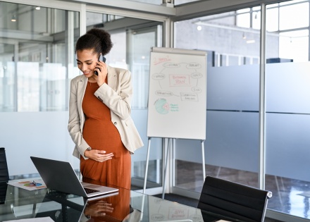 Pregnant employee researching maternity leave in the US by state