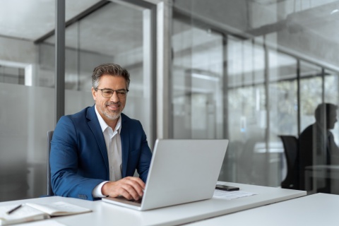 Global HR manager researching how to hire employees quickly
