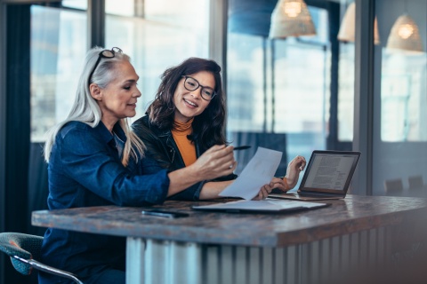 Global HR managers discussing O-1 visa requirements