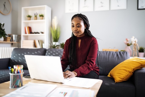 Global HR manager researching EOR vs entity establishment