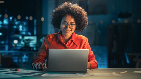Global recruiter researching the best countries to hire remote workers