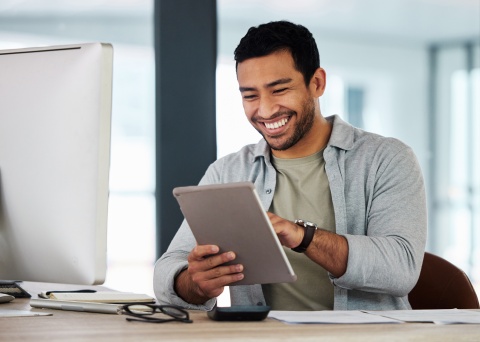Global HR manager researching the average salary in Israel