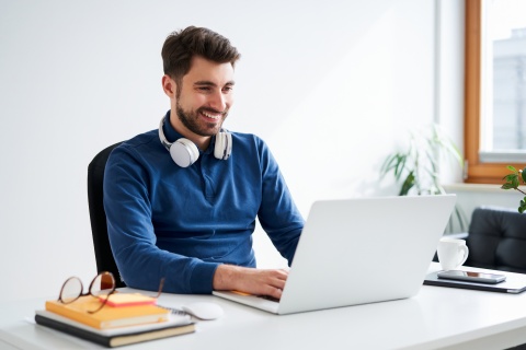 Global HR manager researching the average salary in Fiji