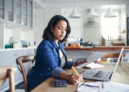  Global HR manager researching Nicaragua work visas at her home office